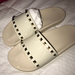 Valentino Rockstud slippersin off white/cream